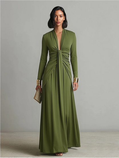 Robe longue vert olive en soie stretch avec décolleté en V profond et détails volantés, robe maxi glamour