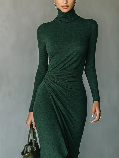 Lenora ∙ Robe midi enveloppante asymétrique avec plis et col haut vert foncé