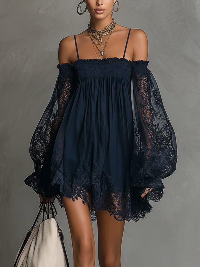 Noemi | Robe mini en chiffon bleu marine avec décolleté off-shoulder, bordures en dentelle et manches transparentes
