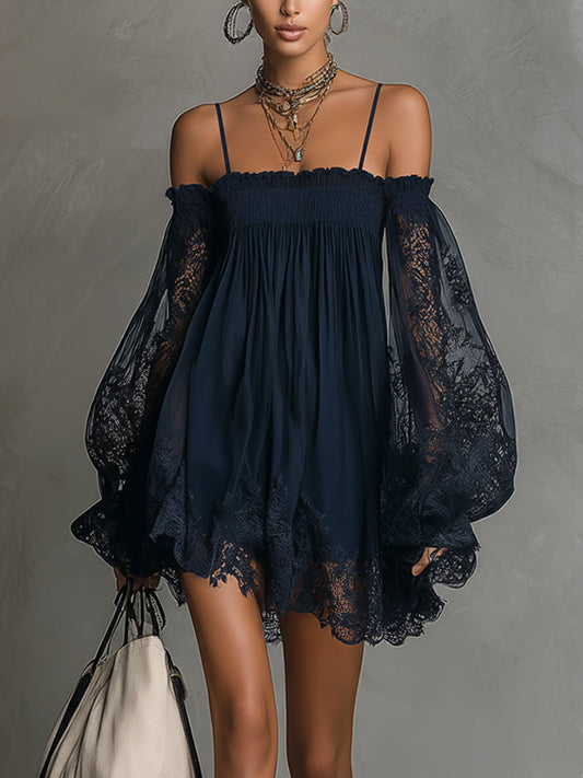 Noemi | Robe mini en chiffon bleu marine avec décolleté off-shoulder, bordures en dentelle et manches transparentes